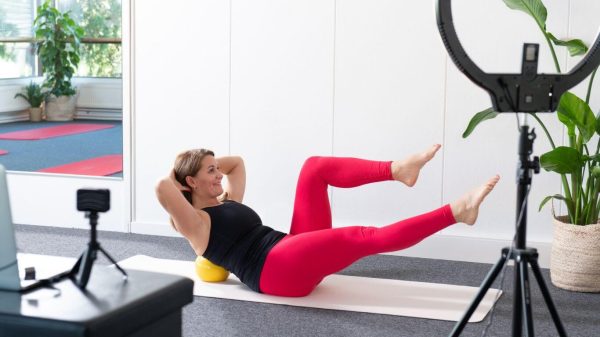 Pilates Studio Hyväolon tunneista voit nauttia myös kotona online. Säästä aikaa, mutta älä tingi ohjauksen laadusta.